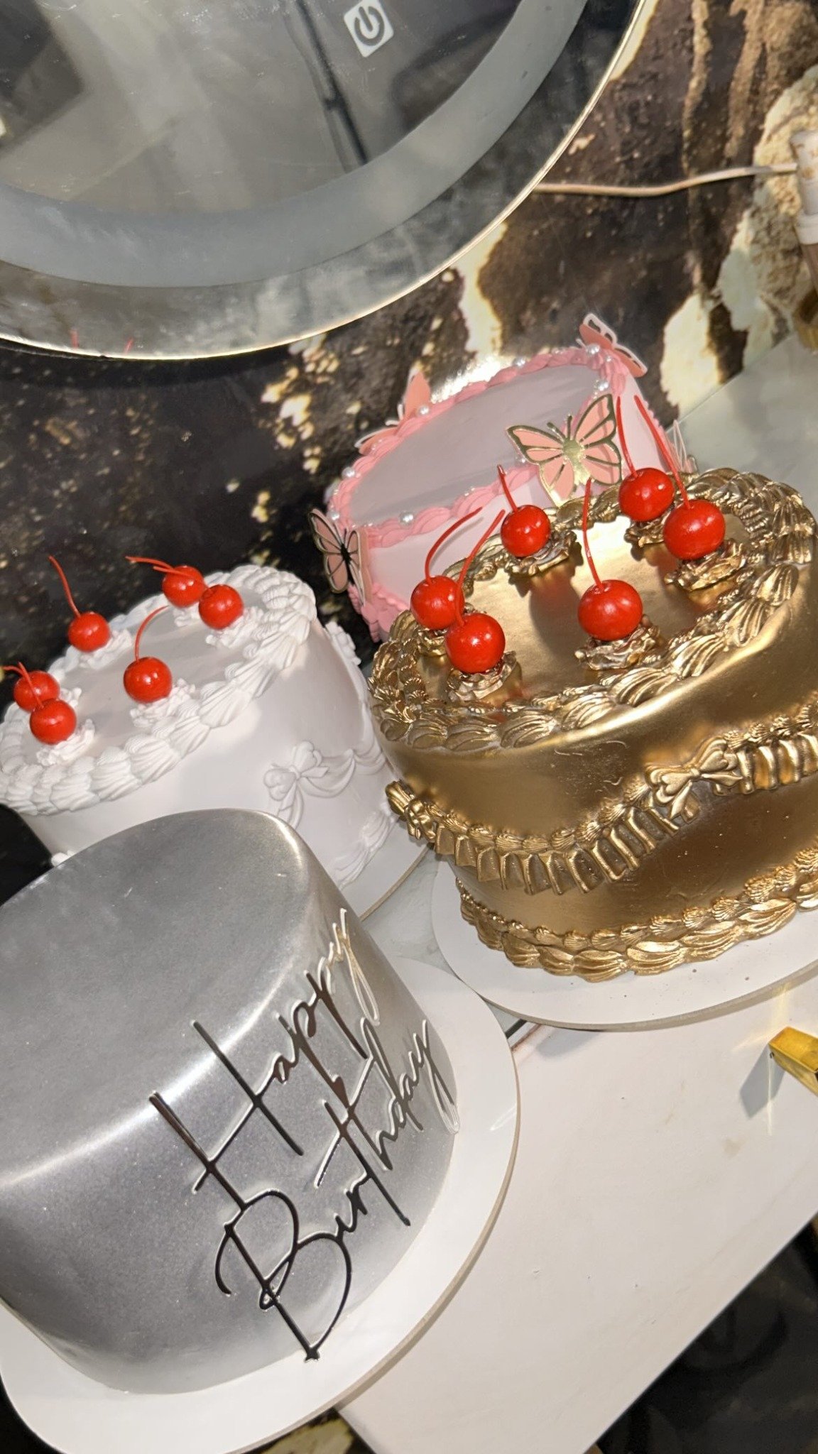 Bolos preparados para uma produção especial no Studio Pietra Heritiere